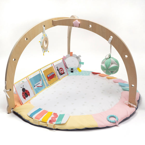 Tapis d'éveil avec trois arches en bois